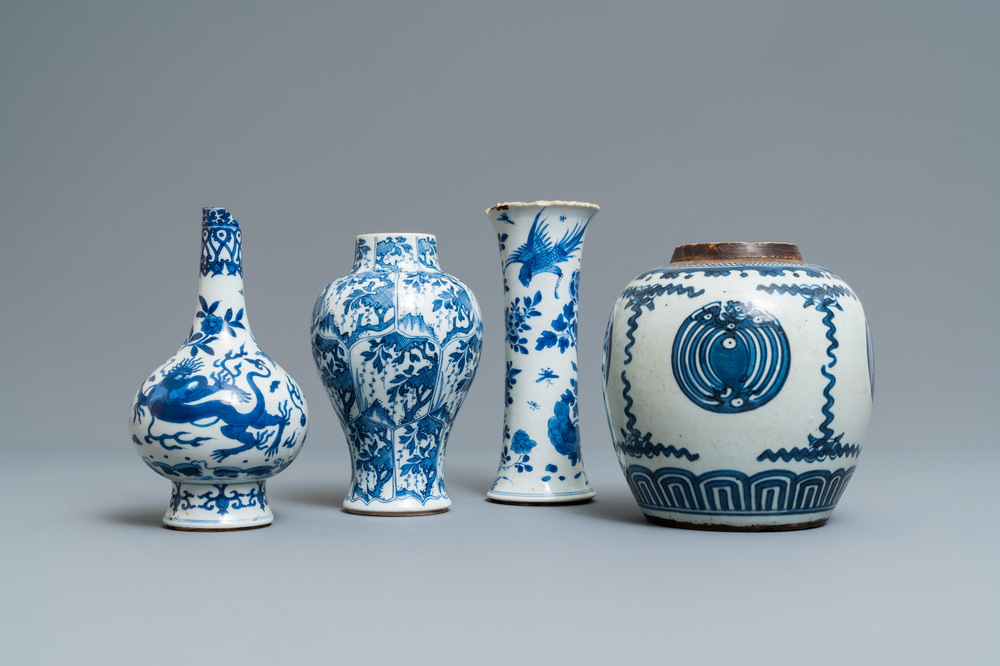 Vier Chinese blauw-witte vazen, Kangxi