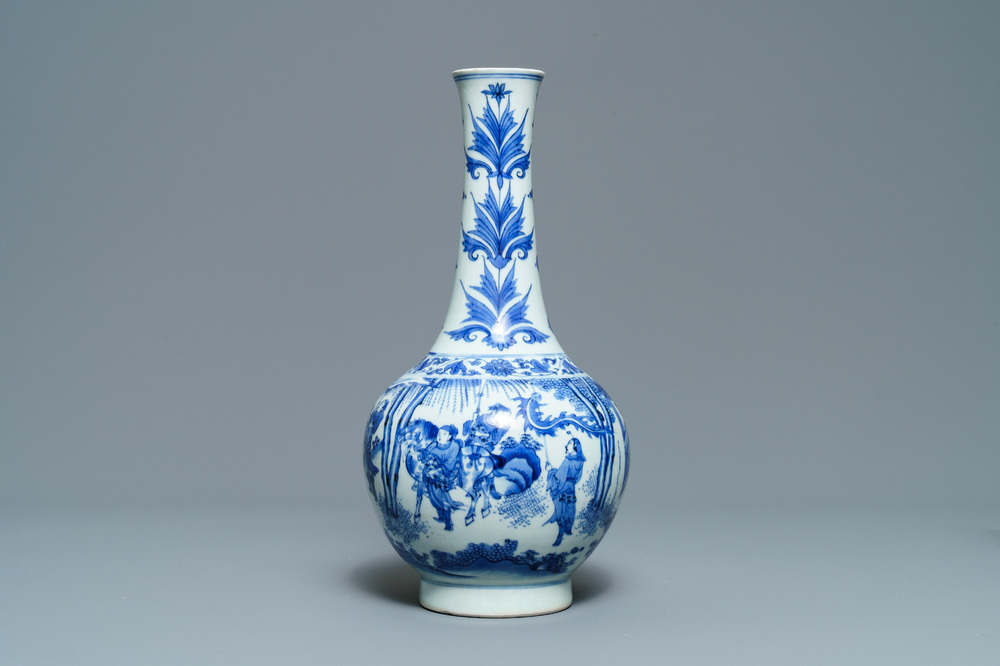 Un vase de forme bouteille en porcelaine de Chine en bleu et blanc, &eacute;poque Transition