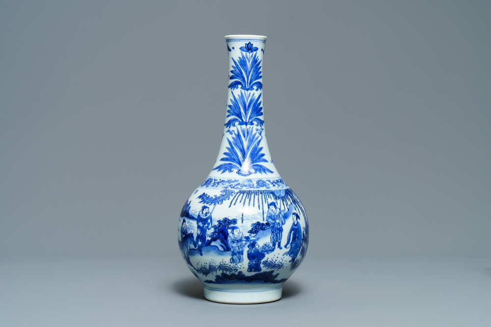 Un vase de forme bouteille en porcelaine de Chine en bleu et blanc, &eacute;poque Transition