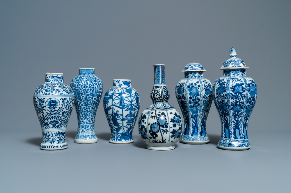 Zes Chinese blauw-witte vazen, Kangxi