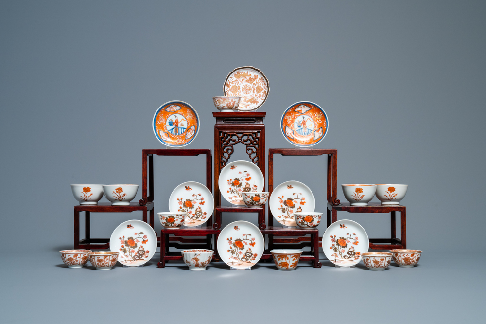 Quatorze tasses et neuf soucoupes en porcelaine de Chine en rouge de fer et dor&eacute;, Kangxi/Qianlong