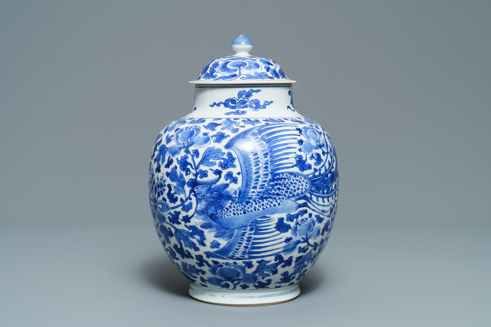 Un vase couvert en porcelaine de Chine en bleu et blanc &agrave; d&eacute;cor de ph&eacute;nix, Kangxi