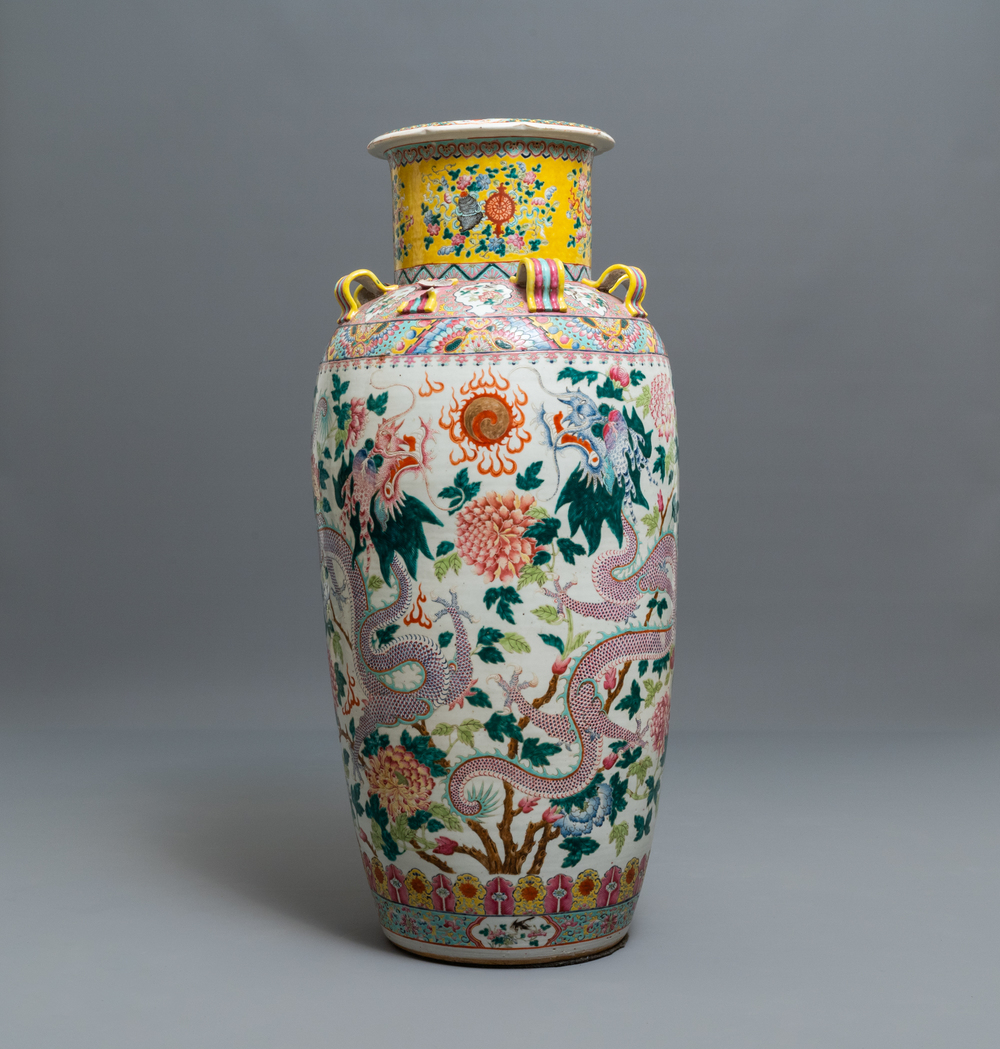 Un grand vase en porcelaine de Chine famille rose pour le march&eacute; Straits ou Peranakan, 19&egrave;me