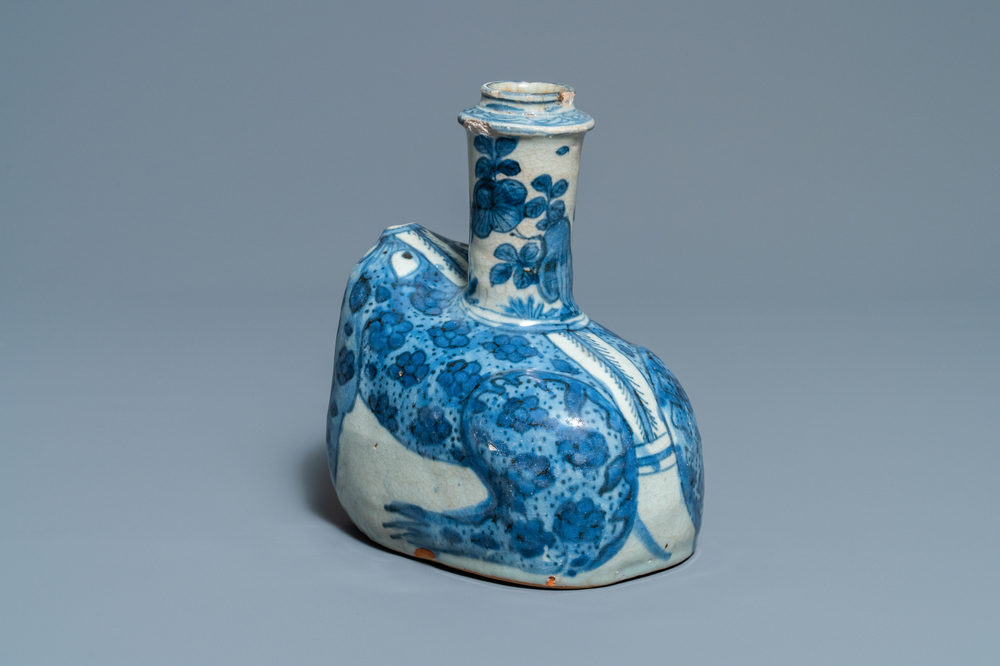 A Chinese blue and white kraak porcelain frog-shaped kendi, Wanli