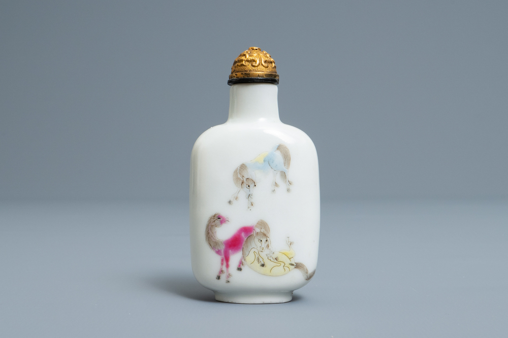 Une tabati&egrave;re imp&eacute;riale en porcelaine de Chine famille rose &agrave; d&eacute;cor 'Bajuntu', marque et &eacute;poque de Daoguang
