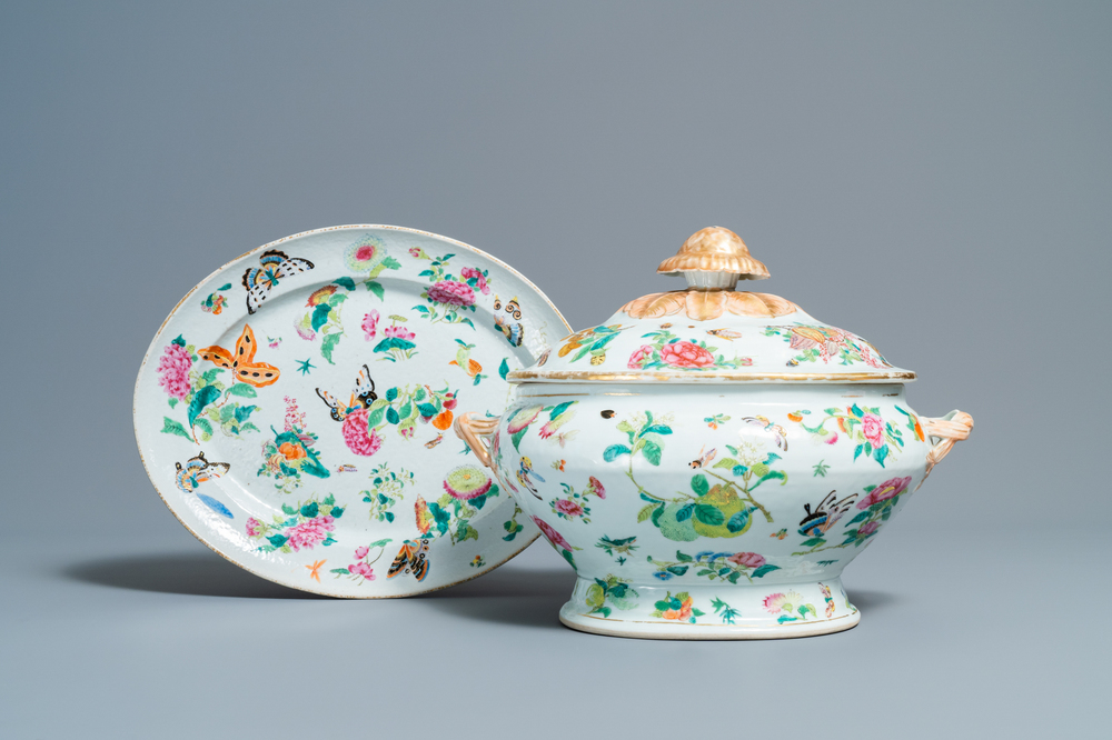 Une terrine couverte sur pr&eacute;sentoir en porcelaine famille rose de Canton, Chine, 19&egrave;me