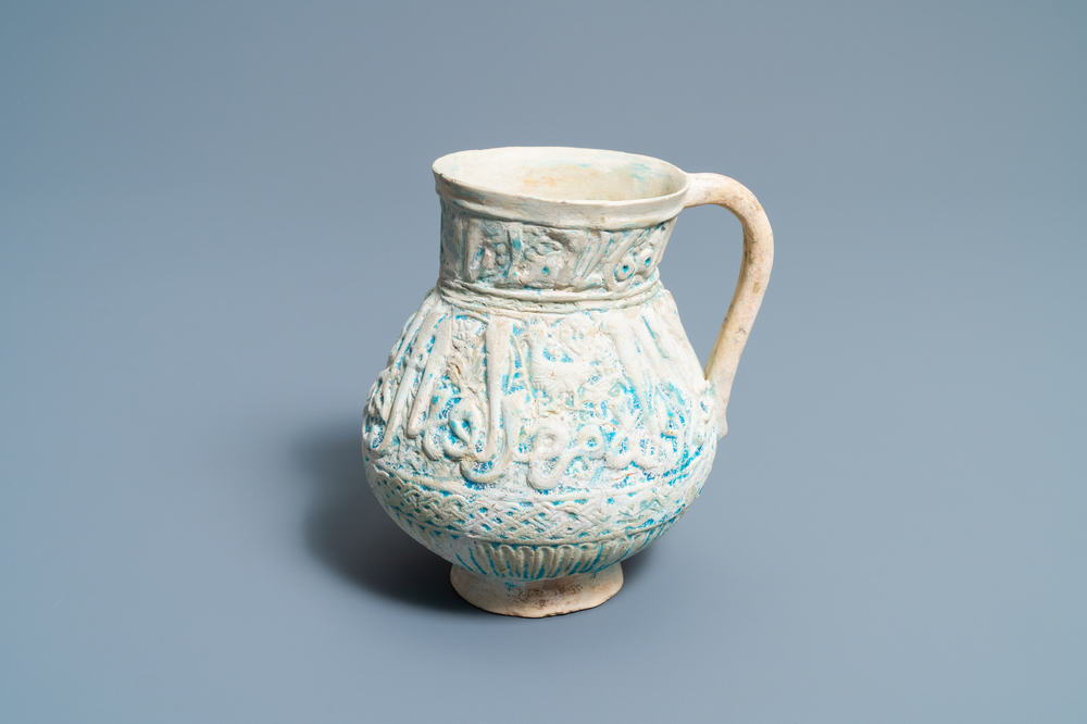 Une verseuse &agrave; &eacute;mail turquoise &agrave; d&eacute;cor calligraphique, Kashan, 13/14&egrave;me