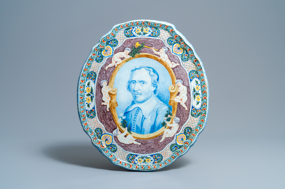 Een polychrome Delftse plaquette met een portret, 19e eeuw