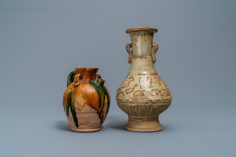 Une verseuse de type sancai et un vase de forme bouteille c&eacute;ladon monochrome, Chine, Tang et Song
