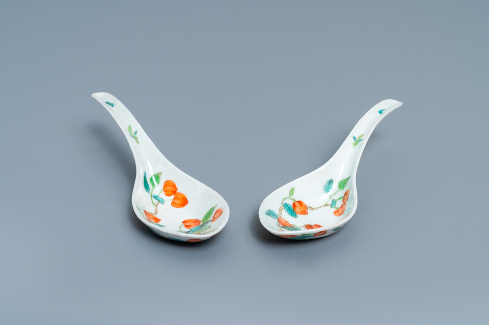 Een paar Chinese polychrome lepels met perziken, Jiaqing merk en periode