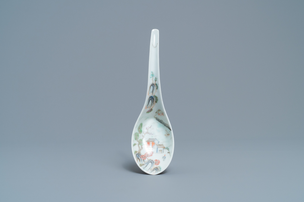 Une grande cuill&egrave;re en porcelaine de Chine famille rose, marque et &eacute;poque de Daoguang