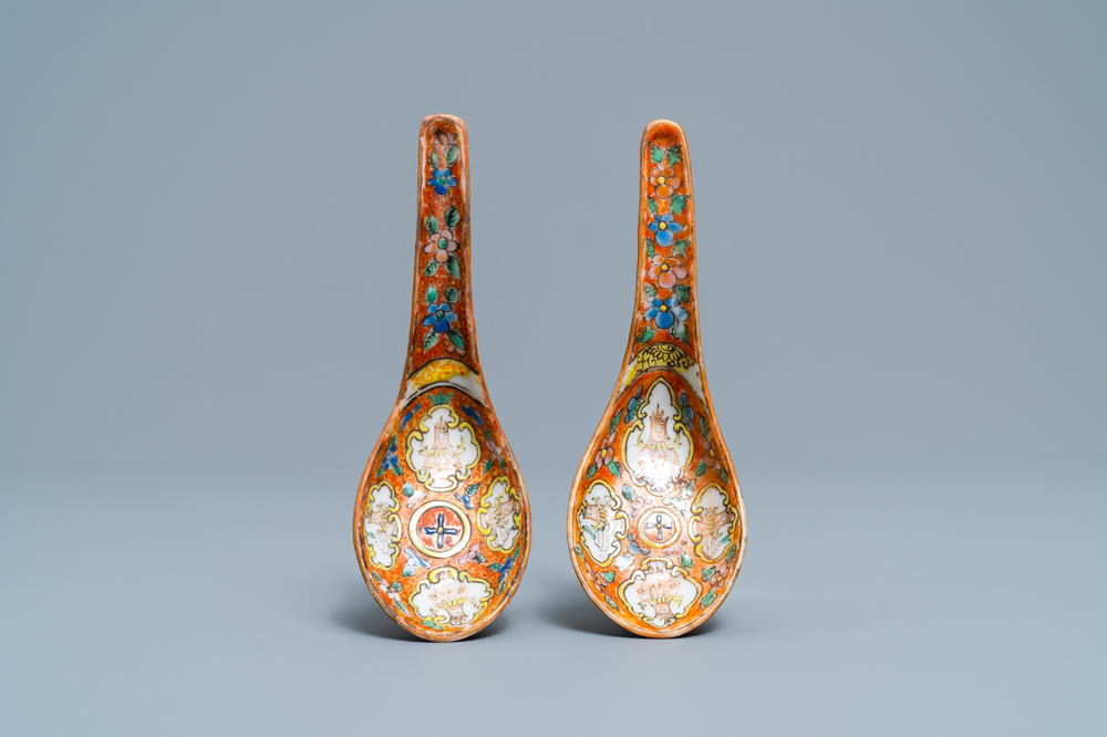 Une paire de cuill&egrave;res en porcelaine de Chine Bencharong pour le march&eacute; thai, 19&egrave;me