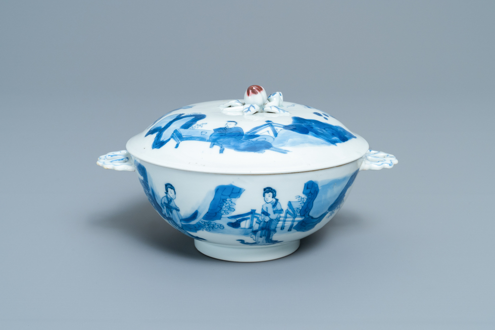 Un bol couvert en porcelaine de Chine en bleu, blanc et rouge, marque de Chenghua, Kangxi