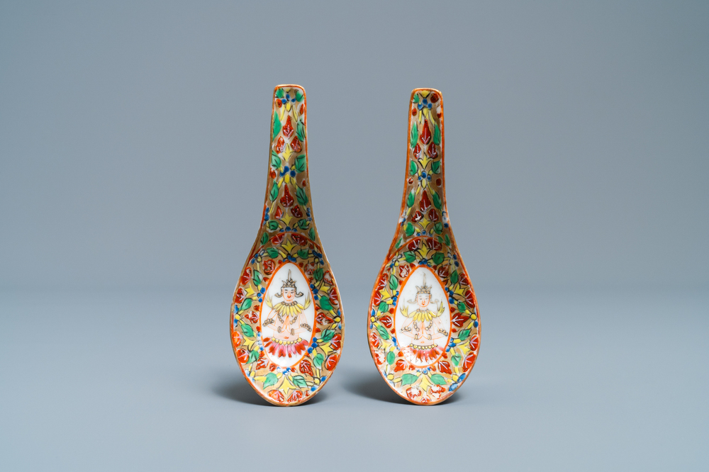 A pair of Chinese Thai market Bencharong spoons, 19th C.