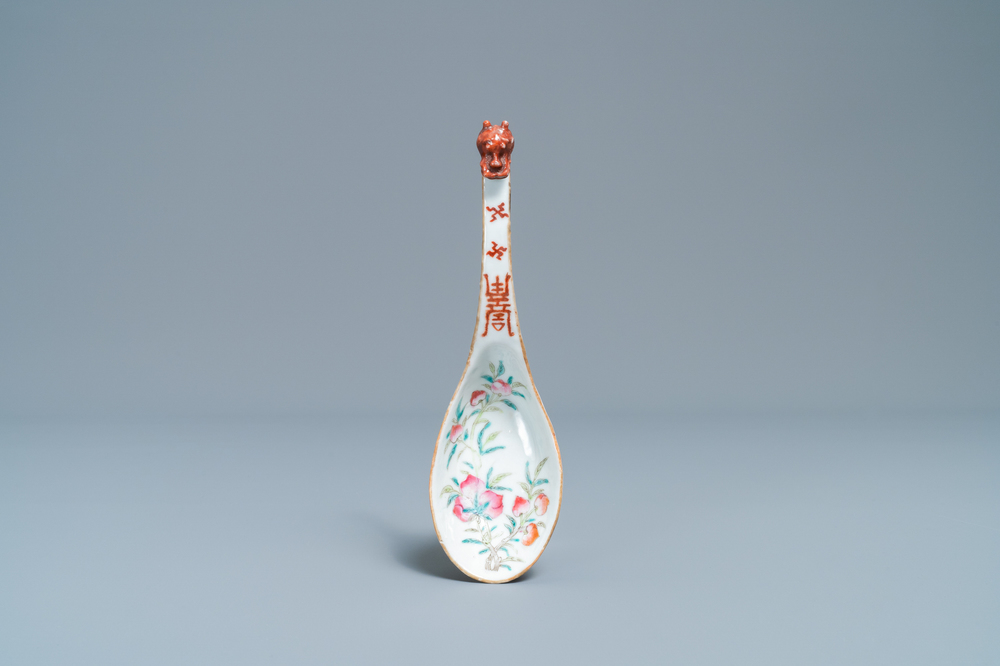 Une grande cuill&egrave;re en porcelaine de Chine famille rose &agrave; d&eacute;cor 'neuf p&ecirc;ches', marque et &eacute;poque de Guangxu