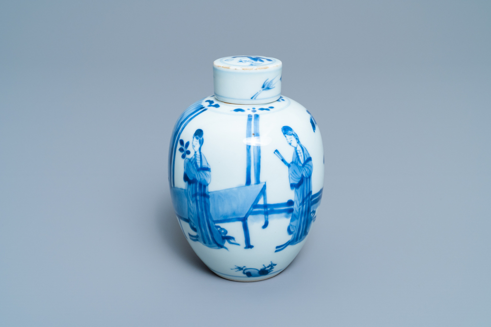 Un pot couvert en porcelaine de Chine en bleu et blanc, marque de Chenghua, Kangxi