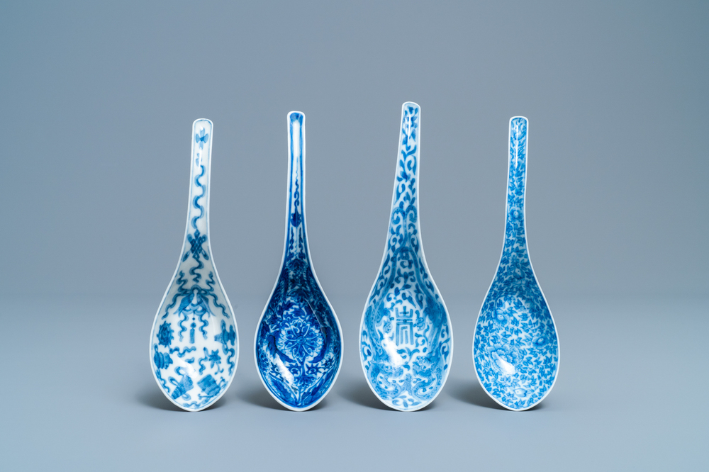 Vier Chinese blauw-witte lepels, 19/20e eeuw