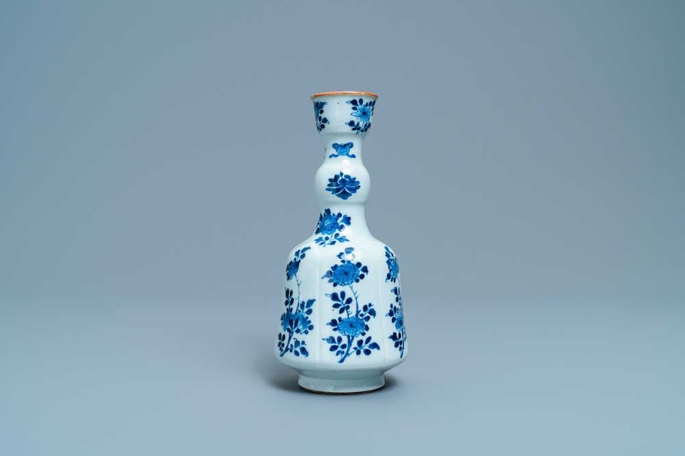 Une base de narguil&eacute; en porcelaine de Chine en bleu et blanc, Kangxi