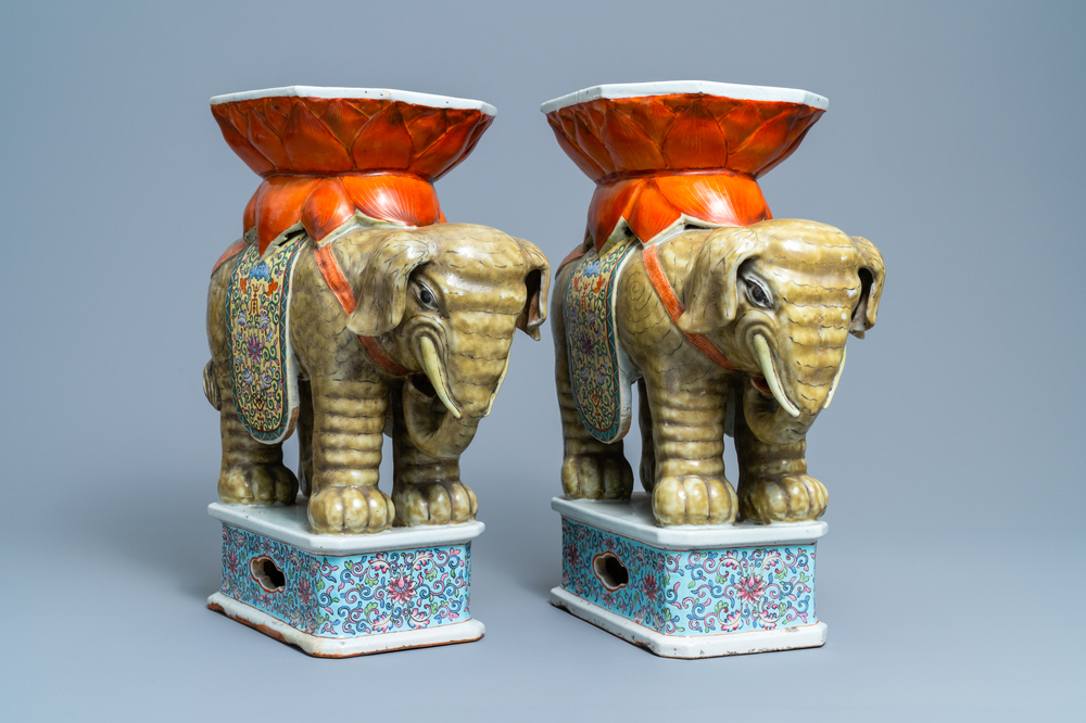 Une paire de tabourets en porcelaine de Chine famille rose en forme d'&eacute;l&eacute;phant, 19/20&egrave;me