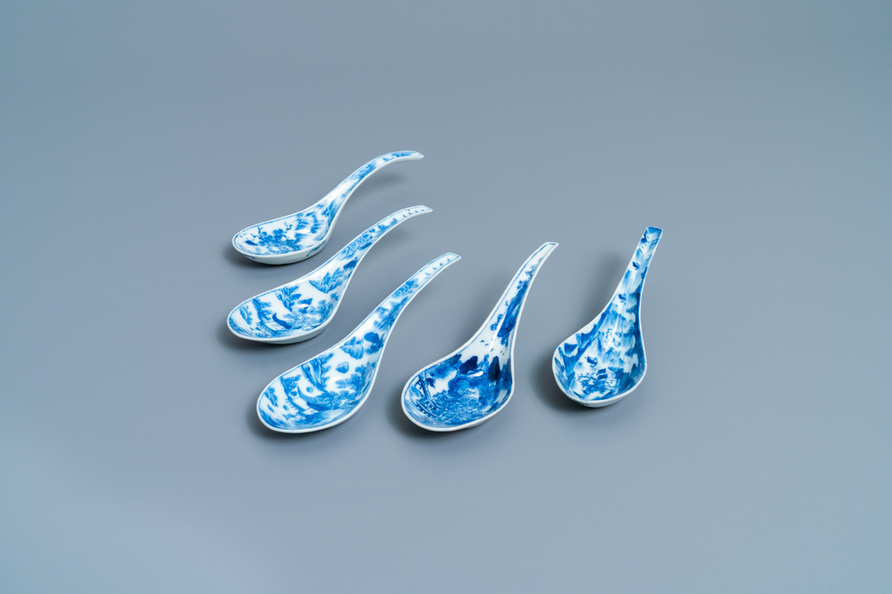 Vijf Chinese blauw-witte lepels met landschappen, 19e eeuw