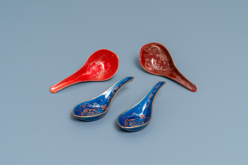 Quatre cuill&egrave;res en porcelaine de Chine monochrome et dor&eacute;, 19/20&egrave;me