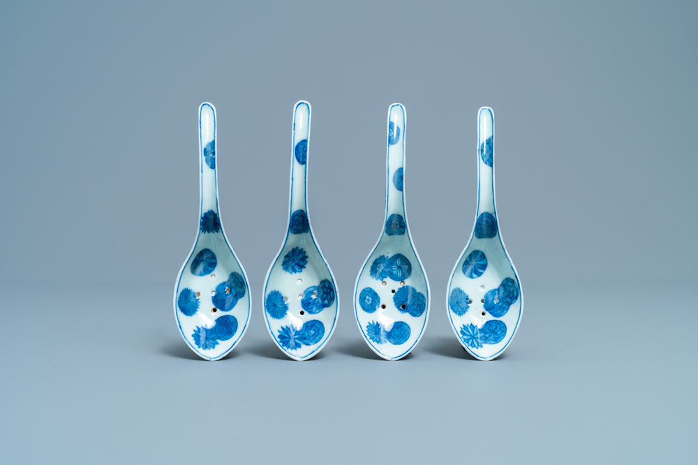 Vier Chinese blauw-witte lepels met gaatjes, 19/20e eeuw
