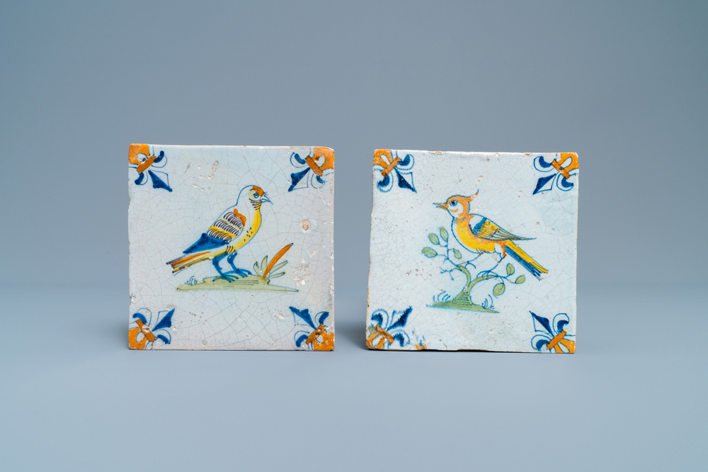Twee polychrome Delftse tegels met vogels, 17e eeuw