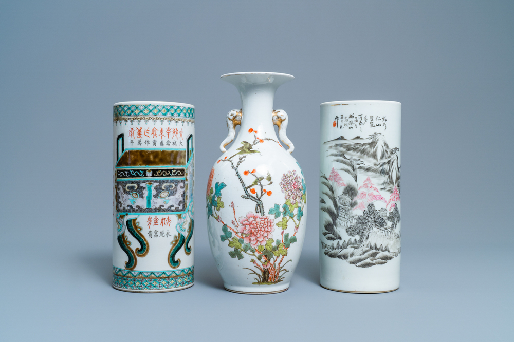 A Chinese famille rose vase and two hat stands, 19/20th C.