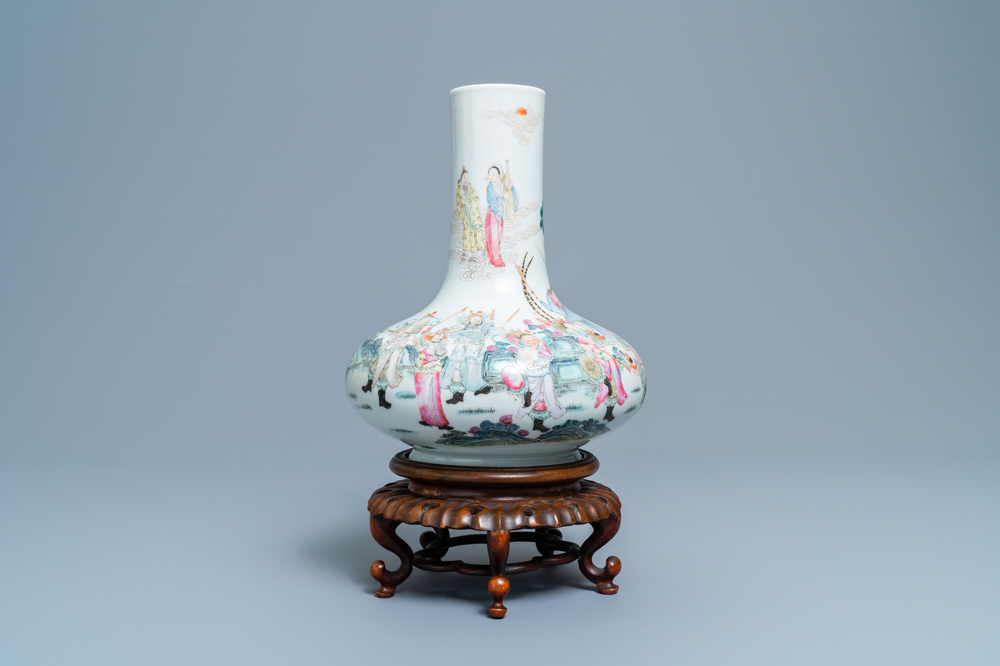 Un vase de forme bouteille en porcelaine de Chine famille rose, marque de Qianlong, R&eacute;publique