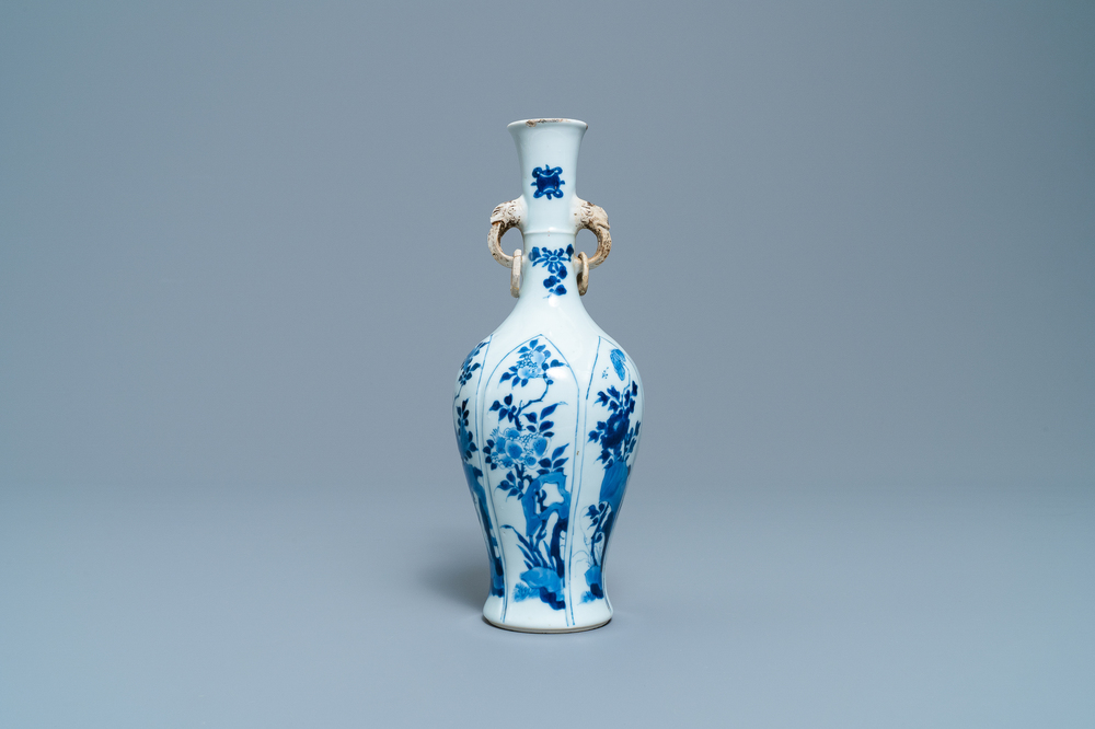 Un vase en porcelaine de Chine en bleu et blanc, marque de Chenghua, Kangxi