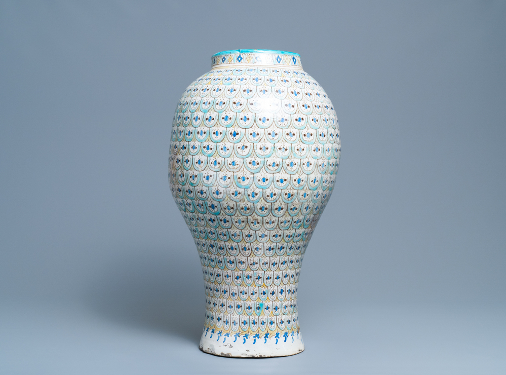 Un grand vase en c&eacute;ramique polychrome, Maroc ou Tun&eacute;sie, vers 1900