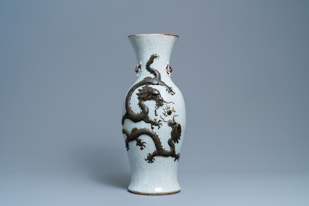 Un vase en porcelaine de Chine dite 'de Nankin' &agrave; d&eacute;cor d'un dragon, Chine, 19&egrave;me