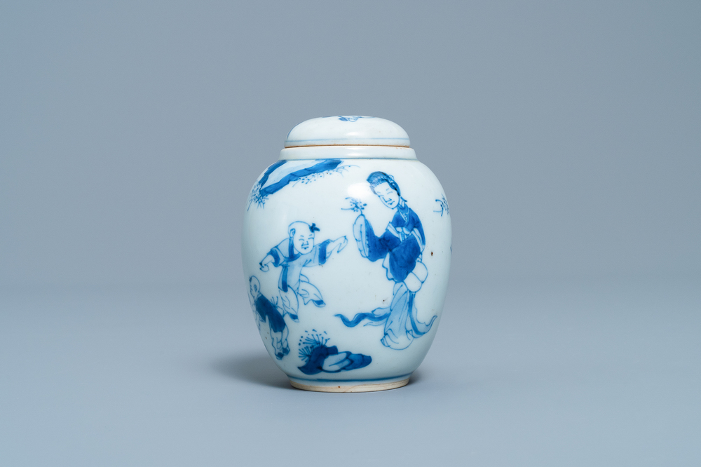 Une bo&icirc;te &agrave; th&eacute; couverte en porcelaine de Chine en bleu et blanc, Kangxi
