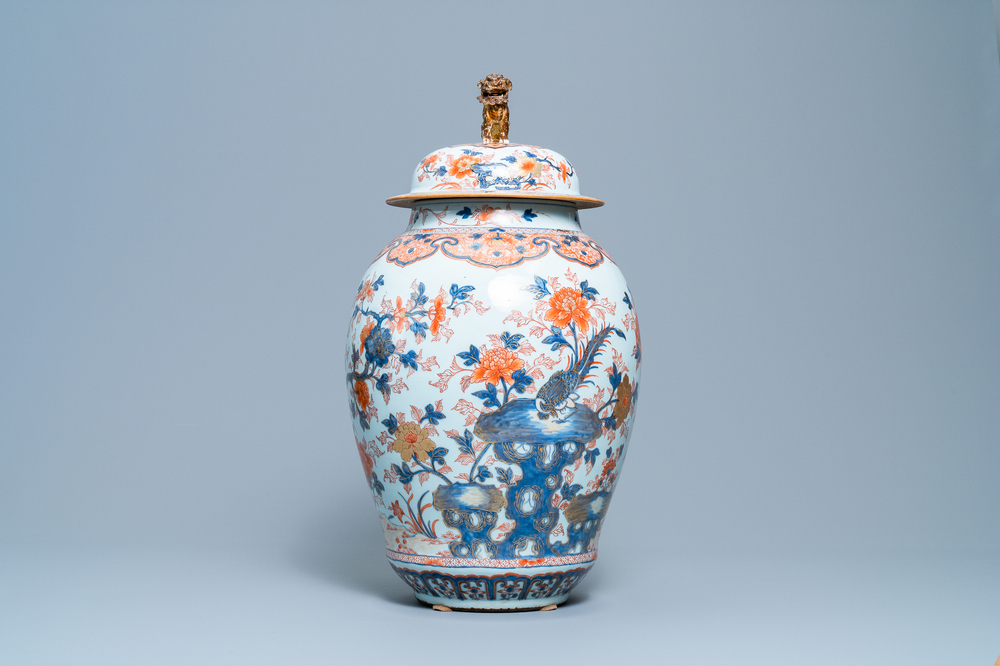 Een grote Chinese Imari-stijl dekselvaas, Kangxi