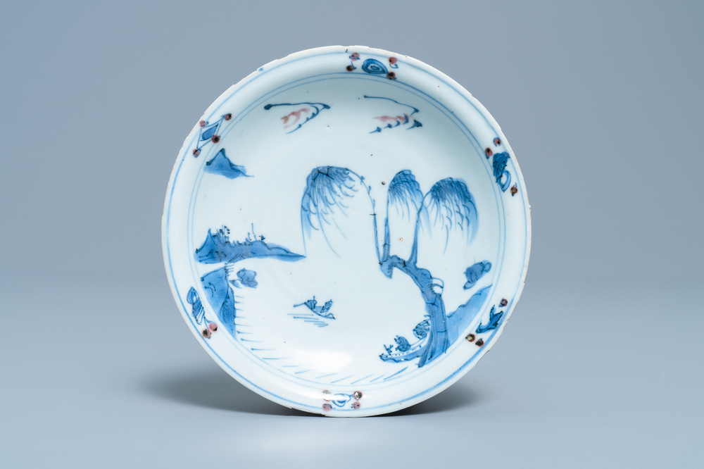 Une assiette en porcelaine de Chine en bleu, blanc et rouge de cuivre, Ming