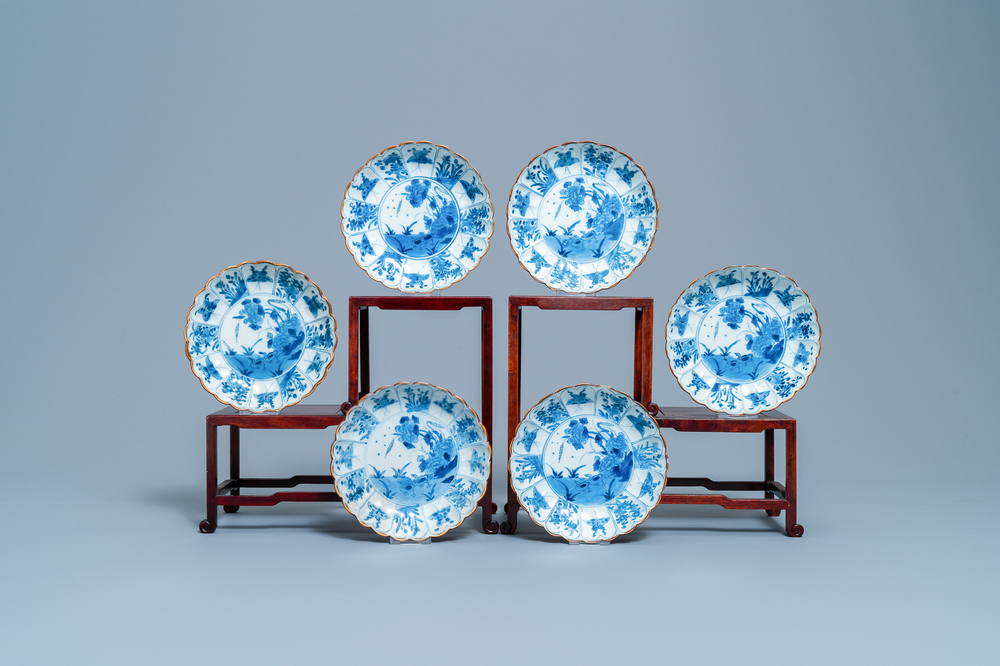 Six coupes godronn&eacute;es en porcelaine de Chine en bleu et blanc, Kangxi
