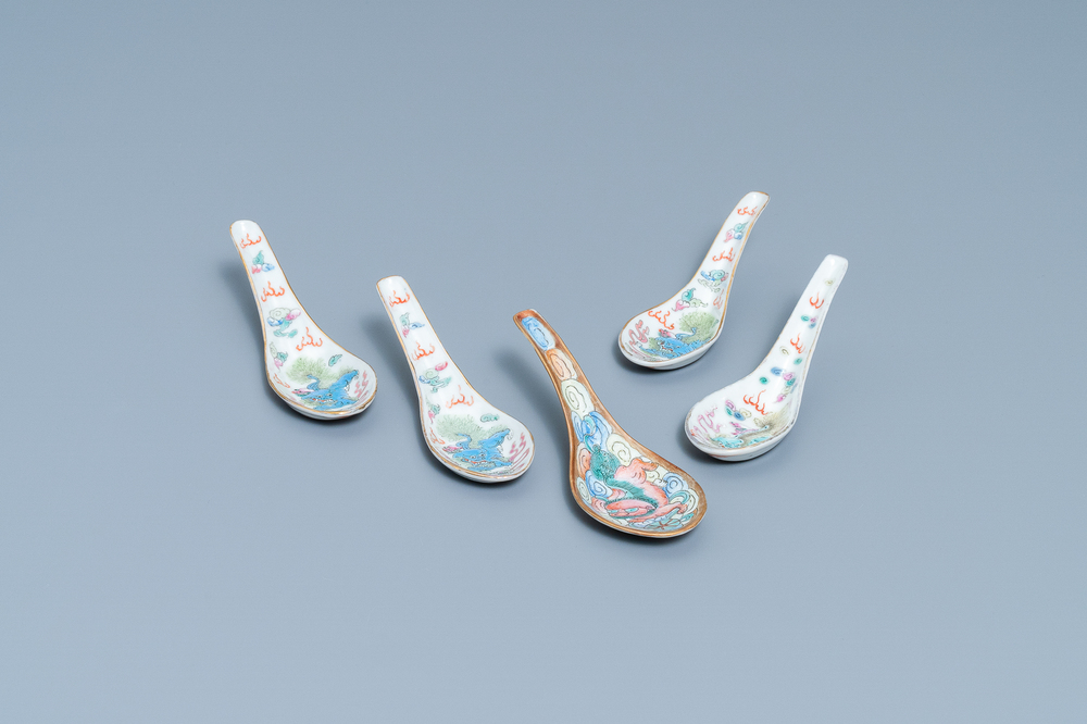 Cinq cuill&egrave;res en porcelaine de Chine famille rose, 19&egrave;me
