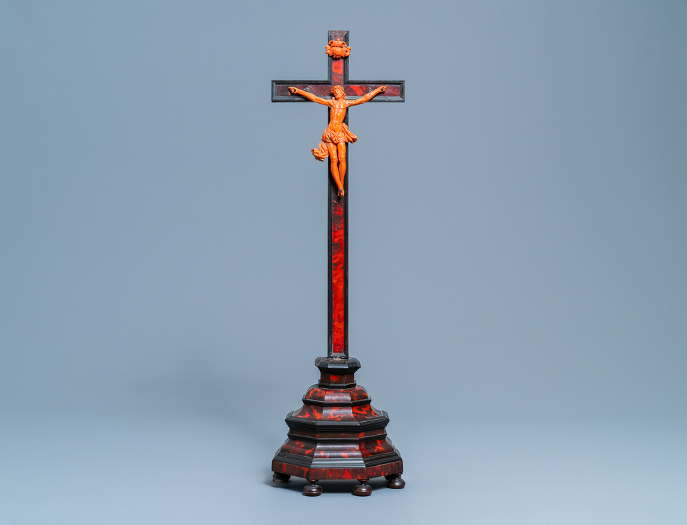 Un crucifix au Christ en corail sculpt&eacute;, Trapani, Sicile, Italie, 17&egrave;me