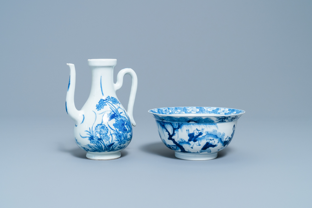 Une verseuse et un bol au tigre en porcelaine de Chine en bleu et blanc, marque et &eacute;poque de Kangxi