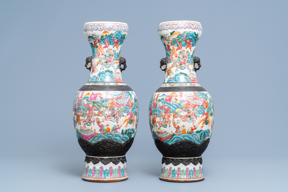 Une paire de vases en porcelaine de Chine famille rose dite 'de Nankin', 19&egrave;me