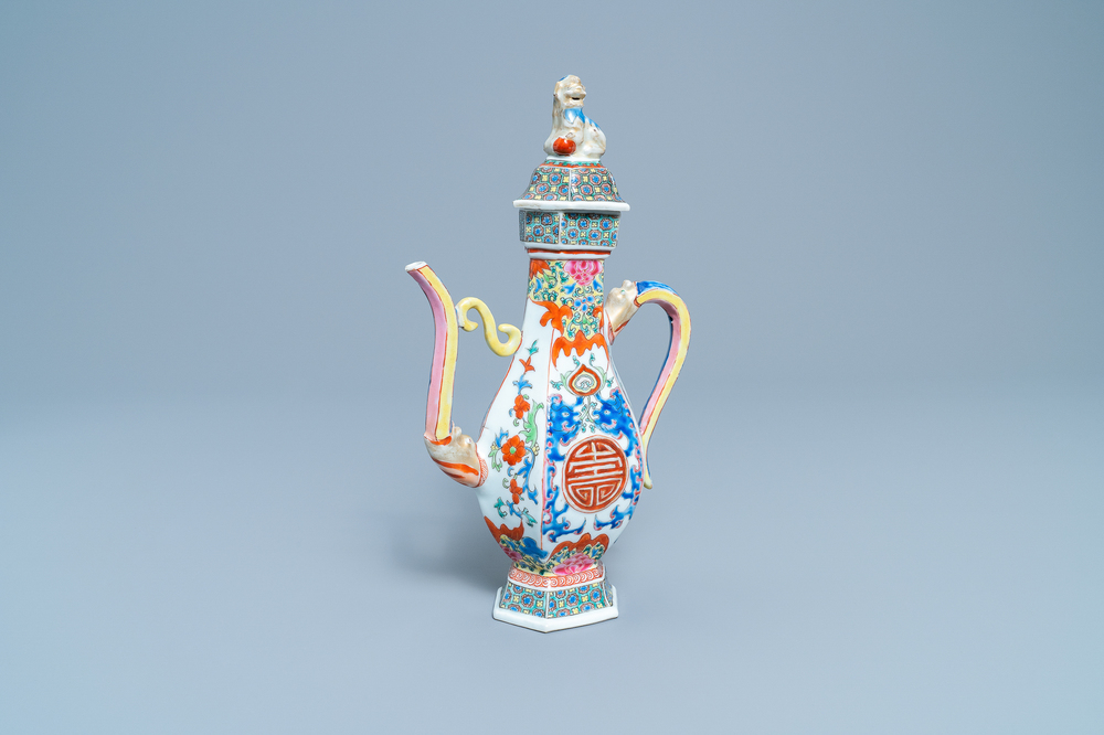 Une verseuse couverte en porcelaine de Chine, Qianlong