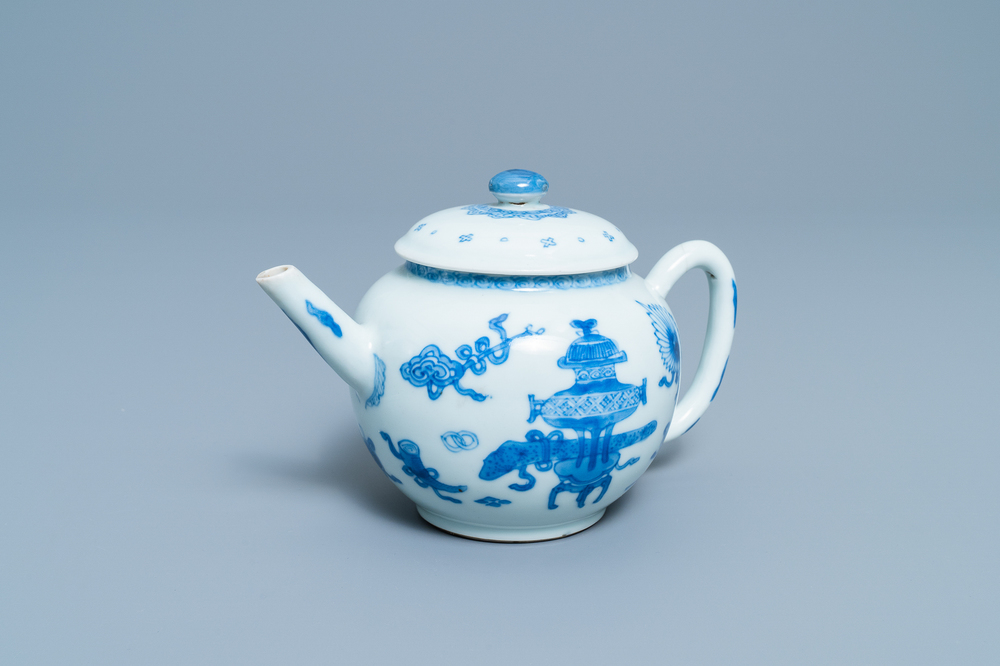 Een Chinese blauw-witte theepot met deksel, Kangxi
