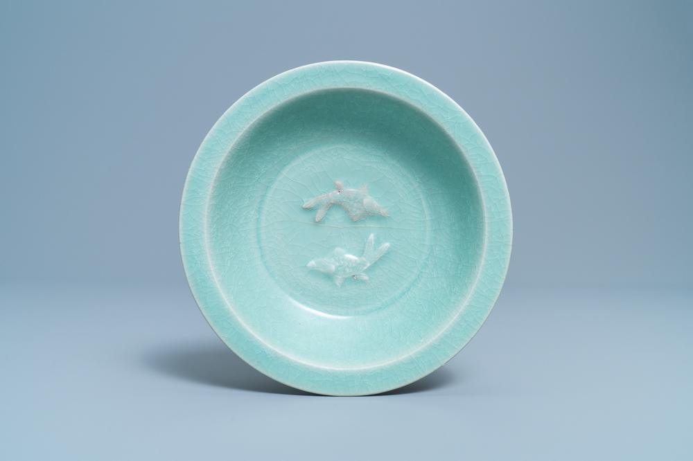 Een Chinese Longquan celadon 'twin fish' schotel, Song
