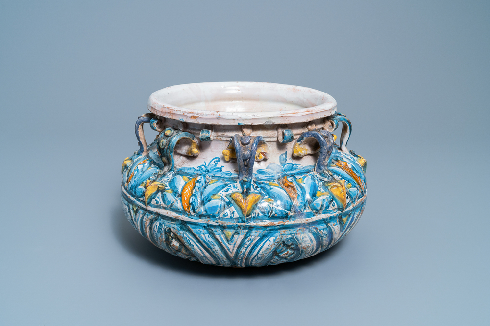 Une vasque circulaire en fa&iuml;ence polychrome de Winterthur, Suisse, 16&egrave;me