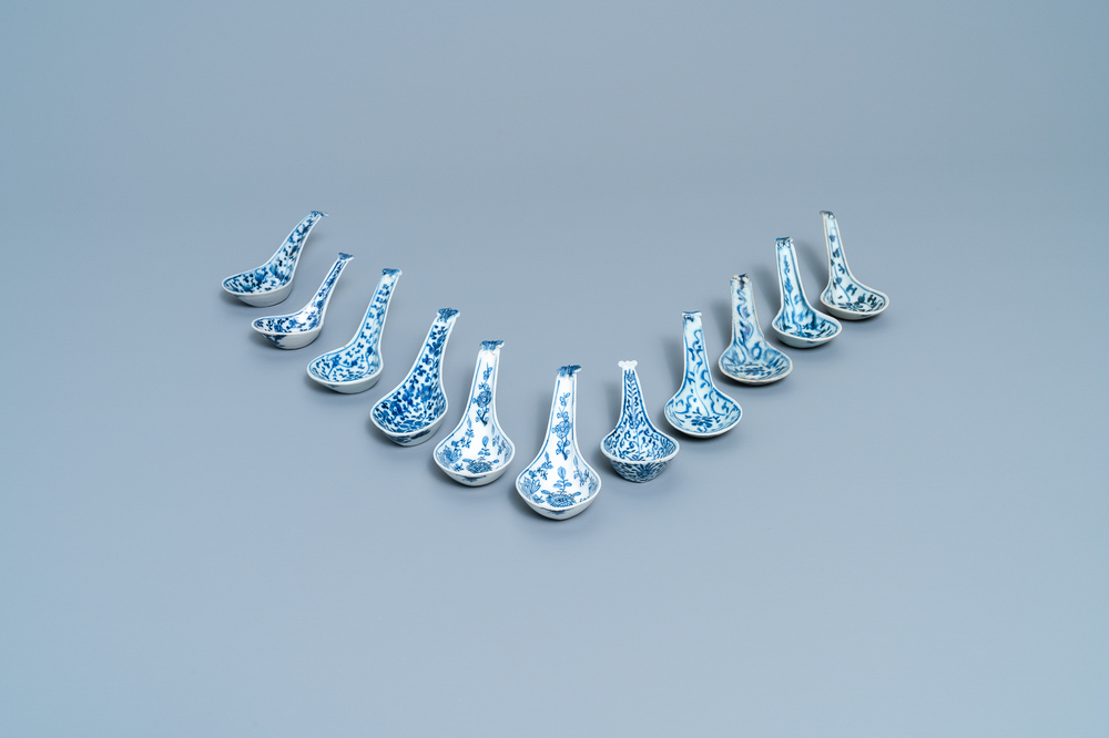 Elf Chinese blauw-witte lepels, 19/20e eeuw