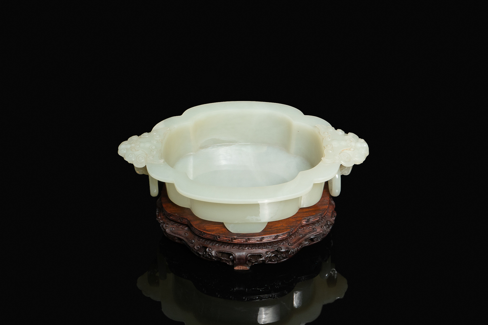 Une coupe en jade blanche sur socle en bois, Chine, Kangxi