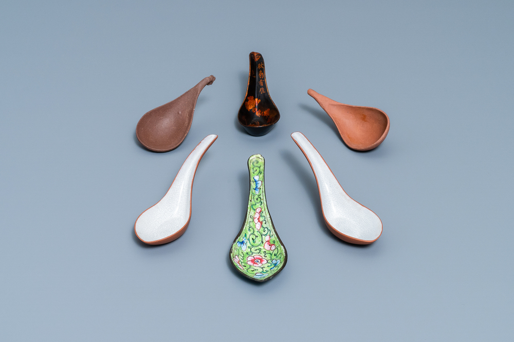 Six cuill&egrave;res en gr&egrave;s de Yixing, &eacute;maux de Canton et laque, Chine, 19/20&egrave;me