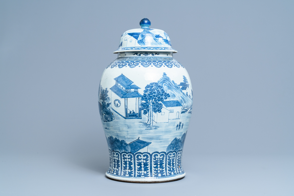 Een grote Chinese blauw-witte dekselvaas, 19e eeuw