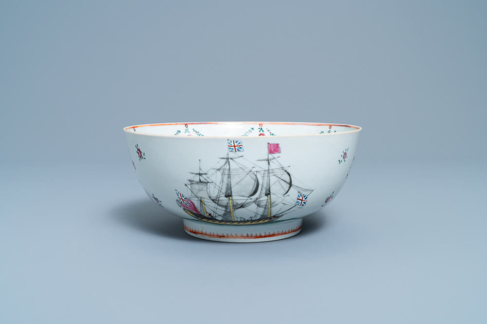 Een Chinese famille rose kom met Britse schepen, Qianlong