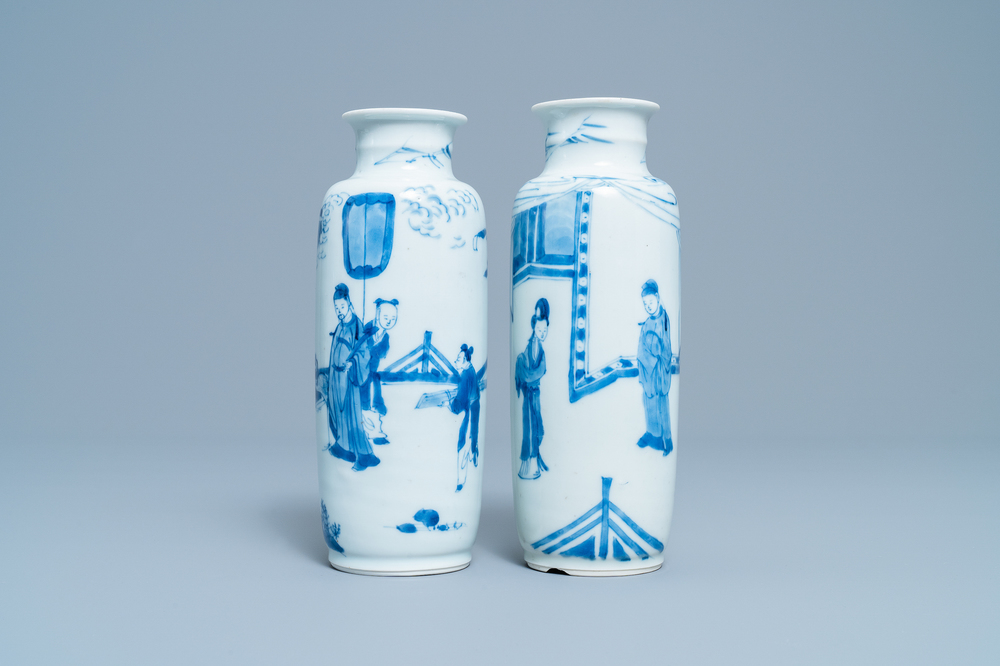Deux vases de forme rouleau en porcelaine de Chine en bleu et blanc, Kangxi